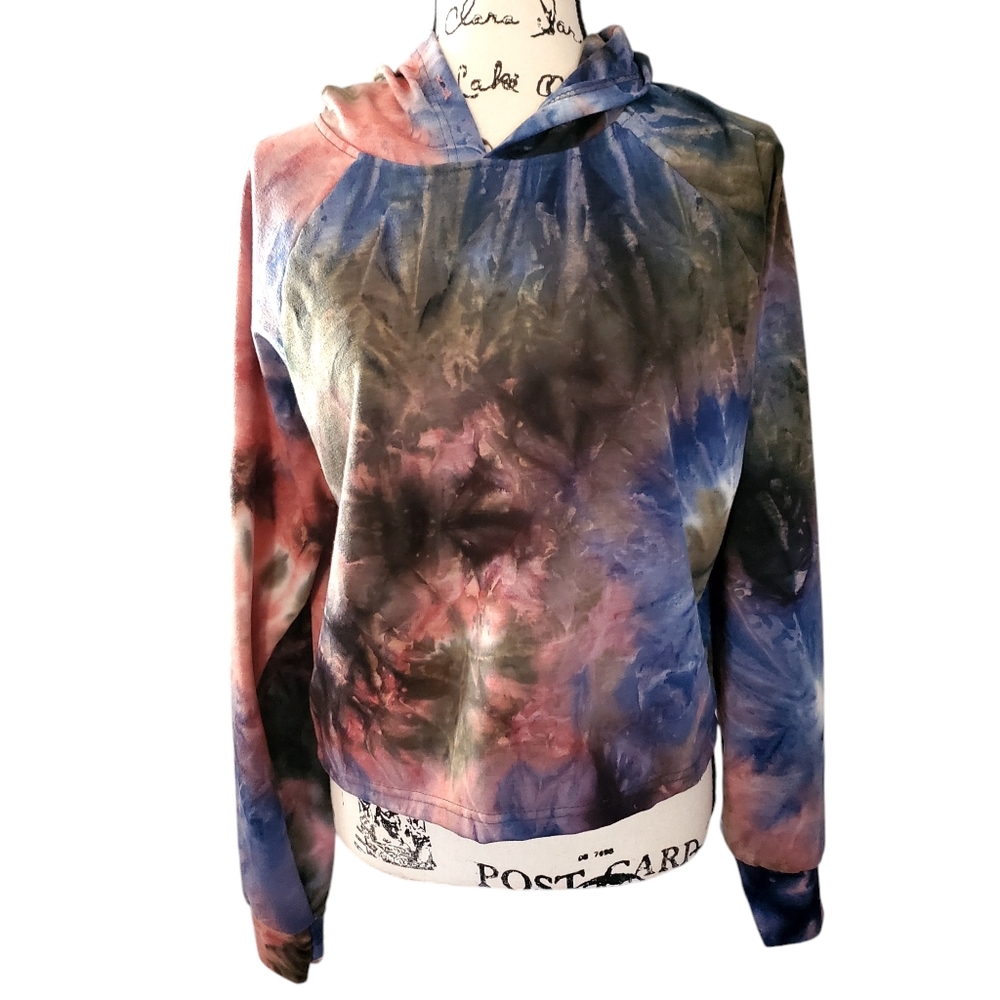 B free Tye Die Sweatshirt hoodie Size XL